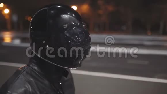 带着头盔和定制摩托车的年轻有魅力男子摩托车视频的预览图