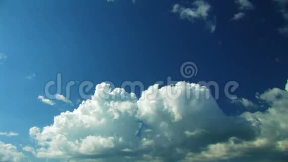 美丽的夏日白云视频的预览图