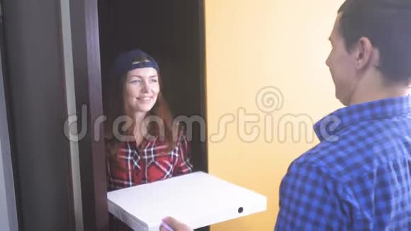 披萨外卖概念女人给男人送了一盒披萨慢动作视频快餐概念生活方式快速视频的预览图