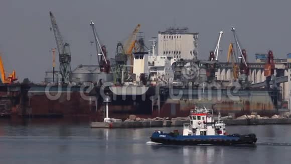 在海上贸易港的拖船视频的预览图