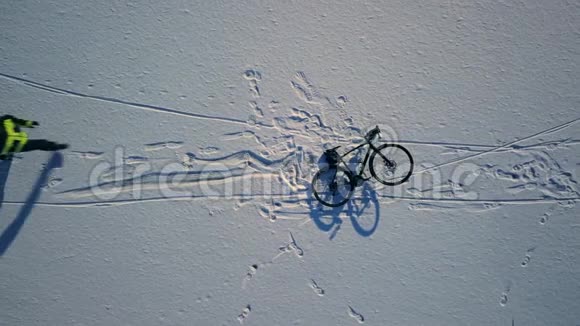 自行车骑自行车的概念片段视频的预览图