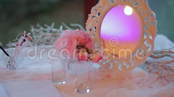 粉色的花束紧挨着雕刻的镜子视频的预览图