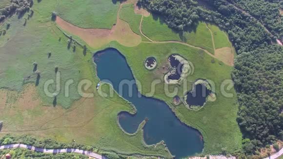 Knin镇附近的一个名叫Sarenajezera的湖泊鸟瞰图视频的预览图