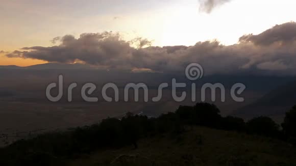 恩戈龙戈罗的戏剧性的云层和日出视频的预览图