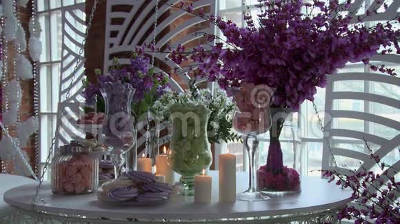 用鲜花和蜡烛装饰的甜点桌视频的预览图