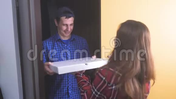 披萨递送理念男人给女孩送了一盒比萨饼慢动作视频快餐概念快餐视频的预览图