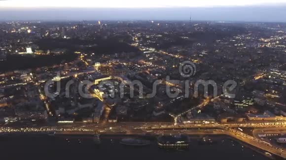 鸟瞰乌克兰基辅夜市车流量视频的预览图