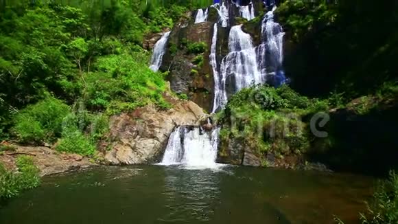 森林落基山瀑布近景湖视频的预览图