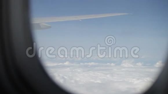 客机机翼透过窗户的景色云层之上视频的预览图