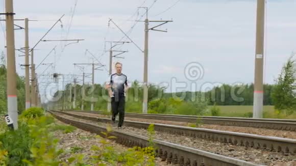 人在铁轨上的铁轨之间奔跑视频的预览图