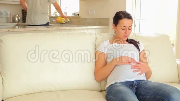 丈夫觉得孩子在妻子肚子里踢视频的预览图
