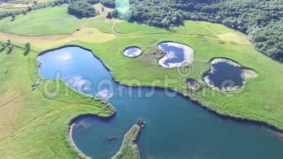 Knin镇附近的一个名叫Sarenajezera的湖泊鸟瞰图视频的预览图