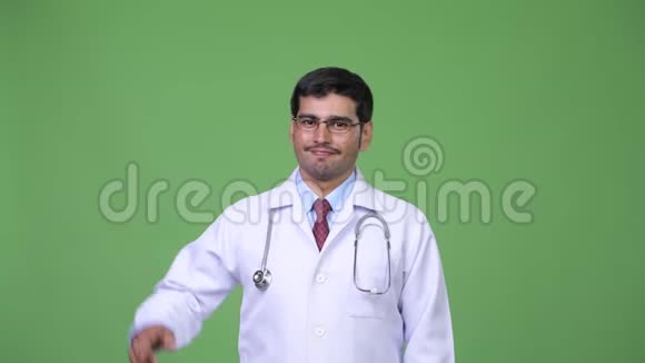 年轻英俊的波斯人医生指着视频的预览图