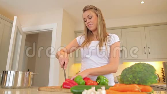女人切蔬菜男人进锅视频的预览图