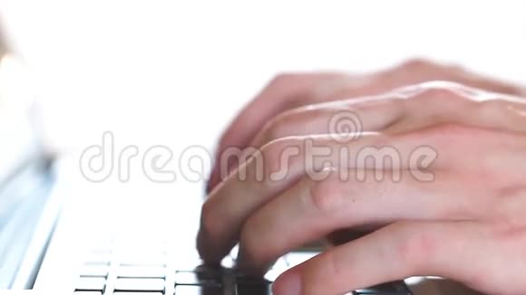 在笔记本电脑键盘上打字的人的手正常速度视频的预览图