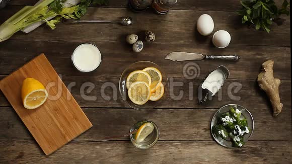 健康的早餐柠檬牛奶乡村餐桌上的鸡蛋视频的预览图