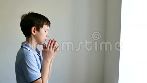 少年祈祷上帝教会的信仰视频的预览图