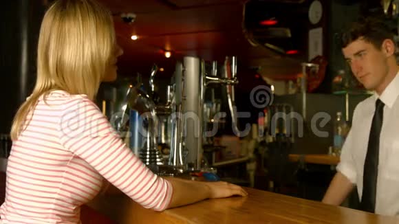 酒吧招待的女人喝酒视频的预览图