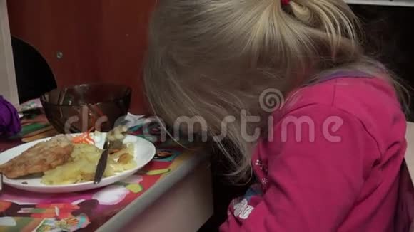 小女孩在吃土豆的桌子上睡着了4k超高清视频的预览图