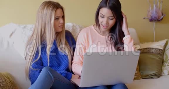 两个年轻的女人在讨论什么视频的预览图