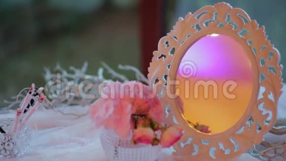 粉色的花束紧挨着雕刻的镜子视频的预览图