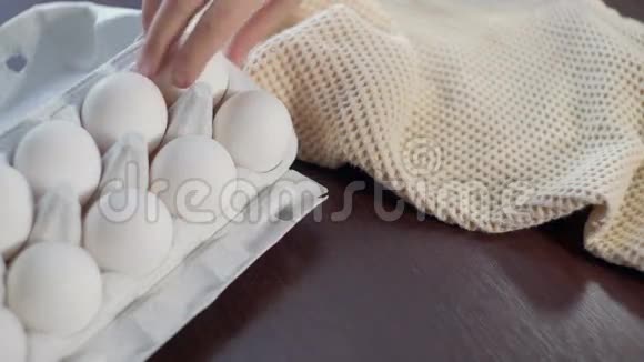 厨房桌子上纸箱里的鸡蛋把鸡蛋从纸箱里拿出来视频的预览图
