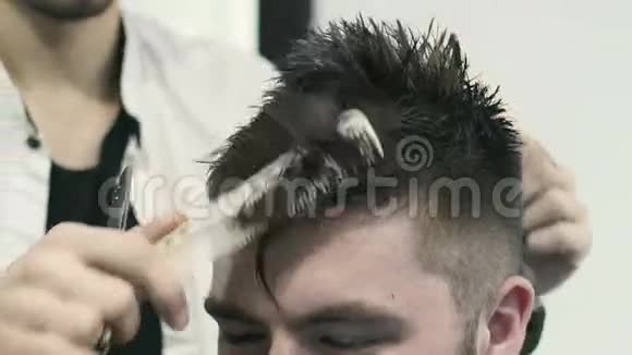理发师梳头视频的预览图