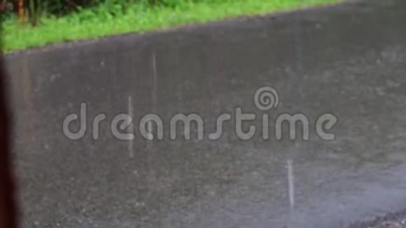 路上大雨的景色视频的预览图