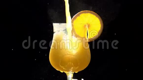 玻璃中的橙汁视频的预览图