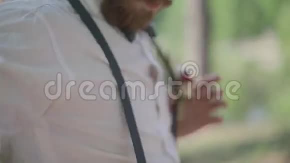 有胡子的人穿着白色衬衫和吊带视频的预览图