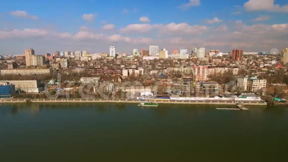 山水春景的城市建筑与唐河堤视频的预览图