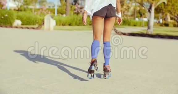 溜冰鞋骑女背视频的预览图