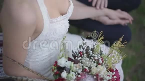 新娘端着鲜花牵着新郎的手视频的预览图