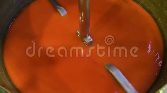 工厂混合的橙色油漆视频的预览图