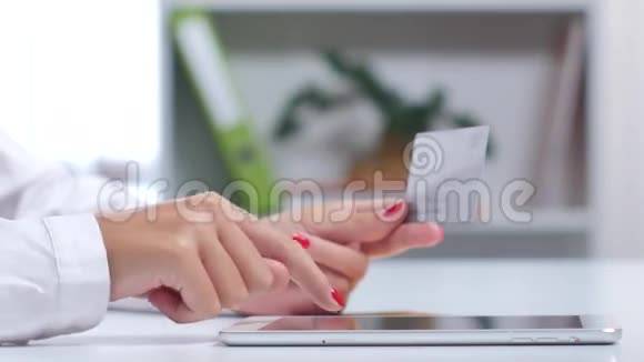 女人用银色信用卡和平板电脑在线购买关门视频的预览图