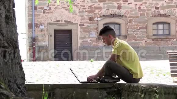 一个年轻的青少年在用手提电脑视频的预览图
