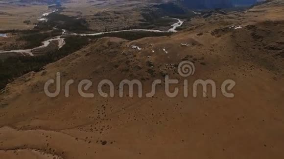 飞越一个美丽的山谷远处有雪山视频的预览图