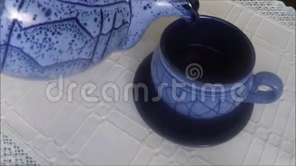 桌上精美的茶水服务视频的预览图