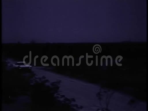 汽车在土路上夜间掉头视频的预览图