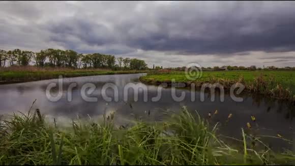 美丽的乡村景观与河流时间流逝视频的预览图