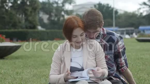 浪漫情侣一起读书视频的预览图
