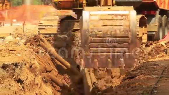 建筑工地黄色挖掘机视频的预览图