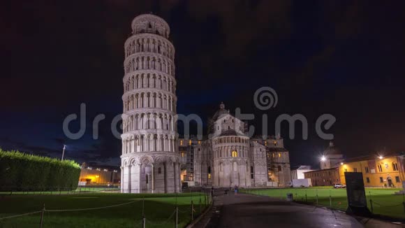 比萨市著名的塔台和大教堂正门入口夜光全景4k时间流逝意大利视频的预览图