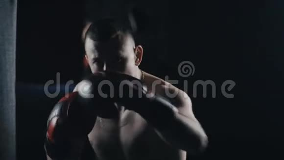 拳击俱乐部男拳击手训练视频的预览图