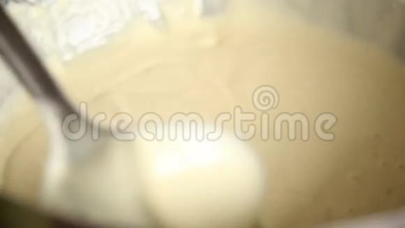 厨师准备早餐或甜点煎薄饼在鹅卵石上自制甜煎饼加果酱酸奶油视频的预览图