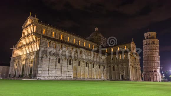 夜间照明著名的比萨大教堂正面和塔多莫广场全景4k时间间隔意大利视频的预览图