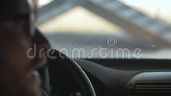 一个人在地下停车场开车快关门博克背景视频的预览图