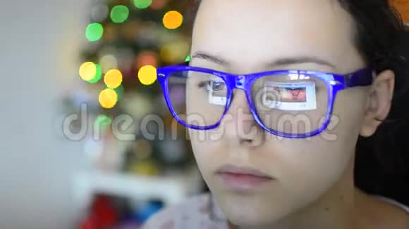 美丽的少女与眼镜触摸屏组织者HD股票视频视频的预览图