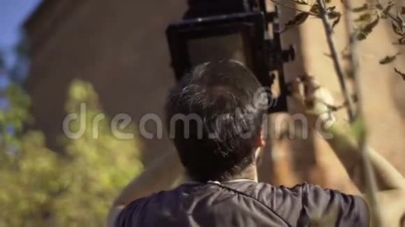 男人在复古相机特写镜头上拍摄烟囱视频的预览图