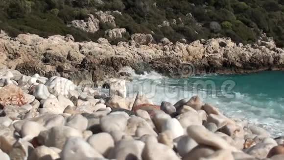 卵石和波浪状的海边视频的预览图